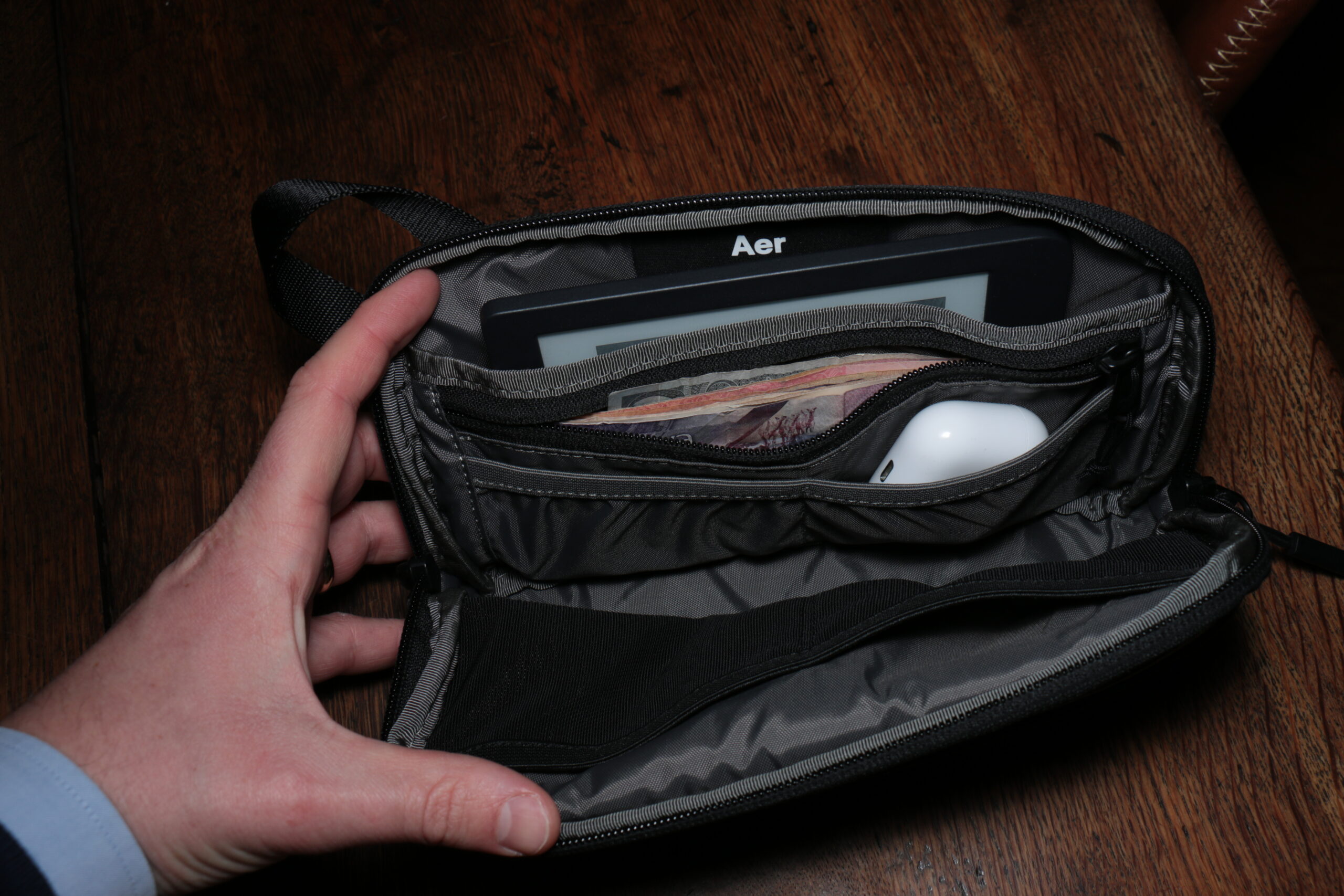 AER SLIM POUCH Main Compartment
